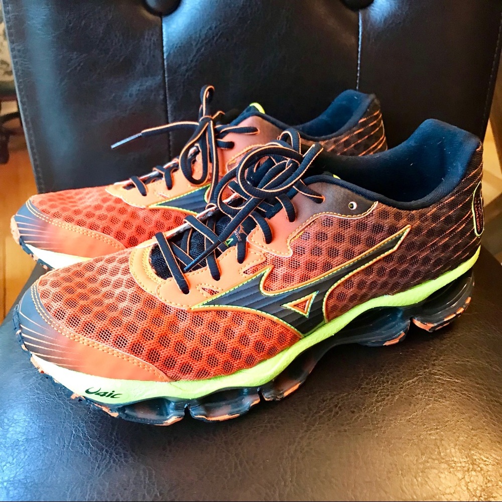 MIZUNO Men’s sneakers 👟 Size 9. With box.